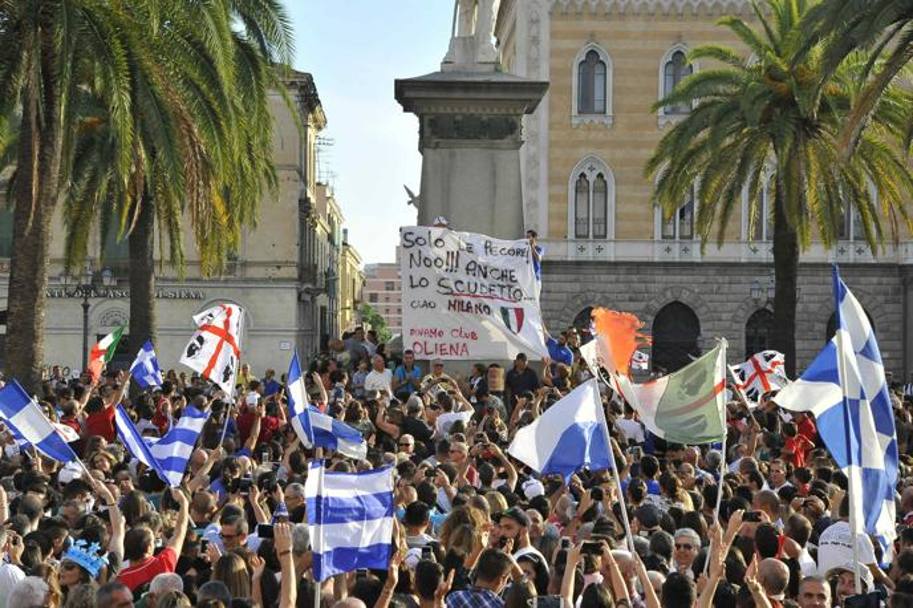 La folla riunita in piazza d&#39;Italia a Sassari, in attesa della squadra tricolore. Ciam/Cast